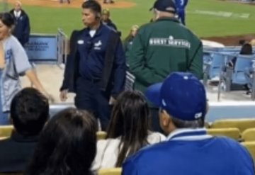 Mujer sacada a la fuerza después de mostrar accidentalmente sus pechos durante el juego de los Dodgers