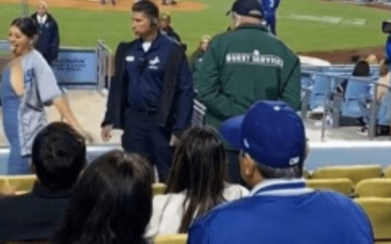 Mujer sacada a la fuerza después de mostrar accidentalmente sus pechos durante el juego de los Dodgers