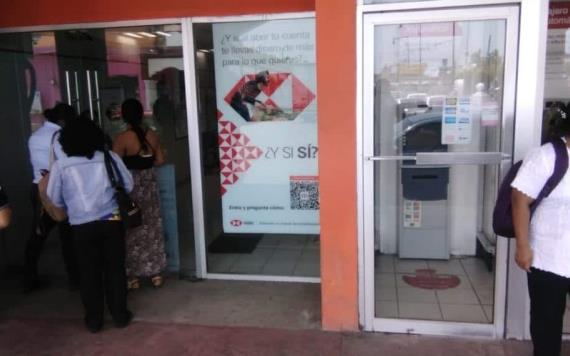 Cientos de cuentahabientes de HSBC sin servicio tras corto circuito en la red de luz subterránea en Jalpa de Méndez