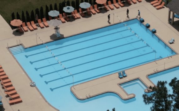 15 menores son intoxicados en EU por nadar en una alberca con material peligroso