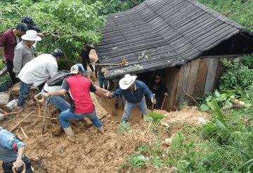 Dos hermanos mueren sepultados por lodo tras fuertes lluvias en Puebla