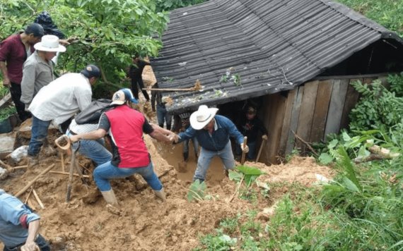 Dos hermanos mueren sepultados por lodo tras fuertes lluvias en Puebla