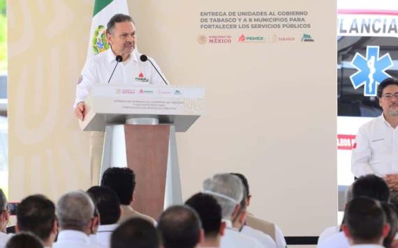 Octavio Romero Oropeza director general de Pemex encabeza donación de unidades para el servicio público en Tabasco