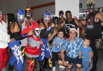 Luchadores tabasqueños consintieron a los papás durante el anuncio oficial de la cartelera de Lucha Libre