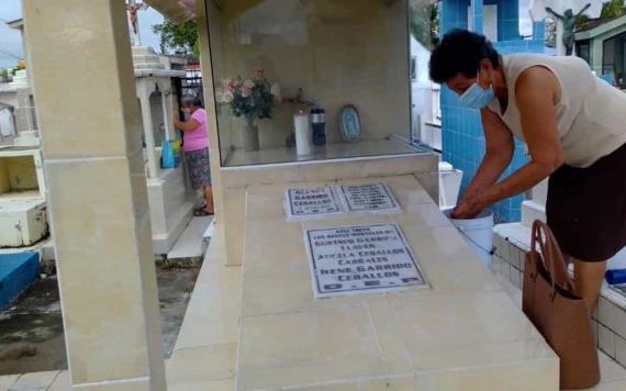 Familias acuden este Día del Padre al Cementerio de Jonuta para adornar las tumbas de sus seres queridos y contar anécdotas