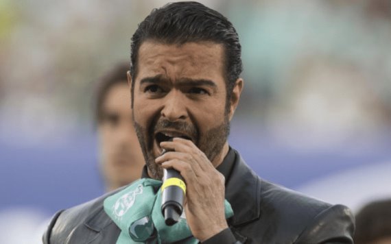 Pablo Montero se equivoca al cantar el Himno Nacional previo al Chivas vs Atlas