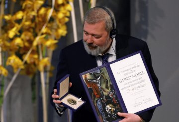 Periodista ruso Dmitry Muratov subasta su premio Nobel de la Paz por US $103,5 millones