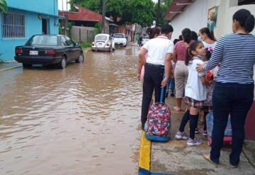 Se encharcan calles de Jalapa por desbordamiento de ríos