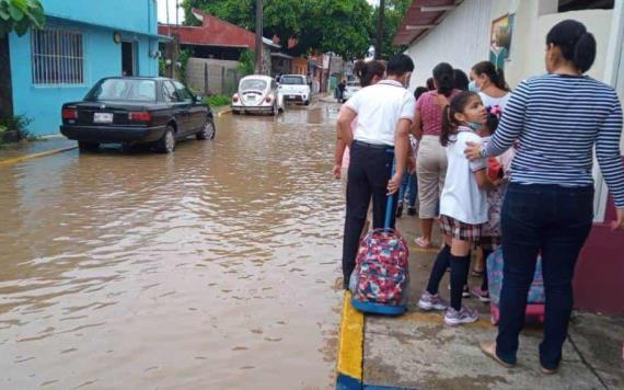 Se encharcan calles de Jalapa por desbordamiento de ríos