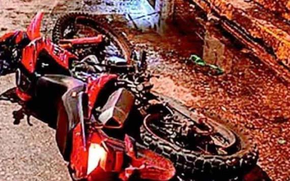En Cárdenas, presunto ladrón de motocicletas impactó contra un semáforo y perdió la vida al instante