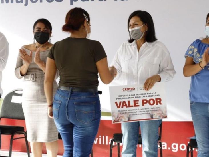 Alcaldesa de Centro, entregó paquetes gratuitos de pollitas ponedoras a mujeres del campo Alcaldesa de Centro, entregó paquetes gratuitos de pollitas ponedoras a mujeres del campo