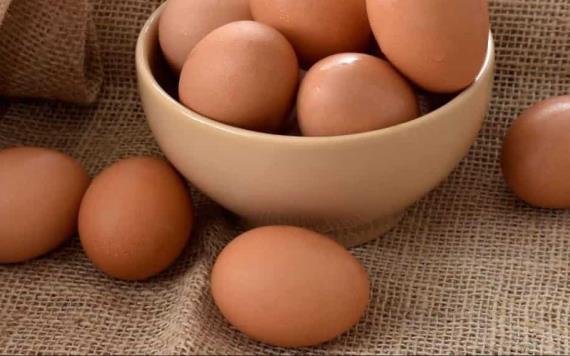 Video: Joven preparaba su desayuno y encontró un pollito en el cartón de huevos