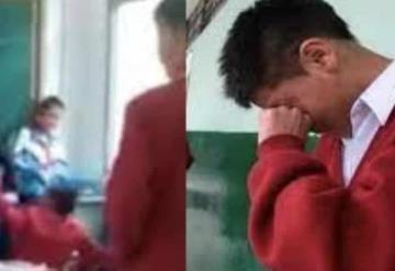 Estudiante es acosado y golpeado con cinturón por maestro, los padres lo felicitan por su absolución