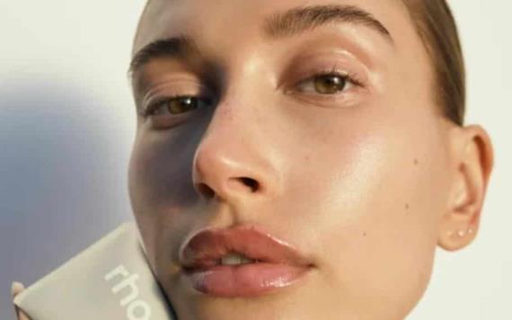 Rhode Skin, la marca de belleza de Hailey Bieber, ha sido demandada por ésta razón