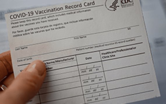 Jefa enfermera se declara culpable por entregar tarjetas falsas de vacunación covid en EU