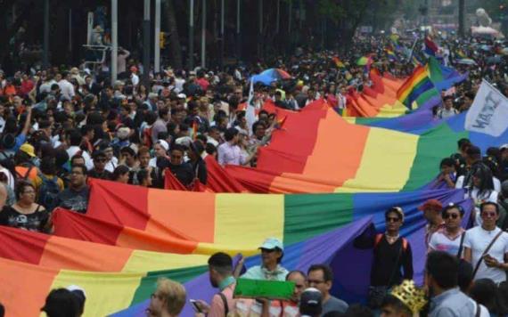Asisten 250 mil personas a marcha LGBT+ en CDMX; Sheinbaum recibe pliego petitorio