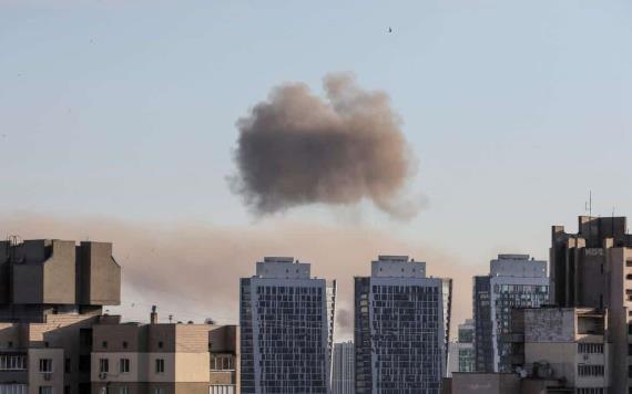 Misil impacta en centro comercial de Ucrania con más de mil civiles