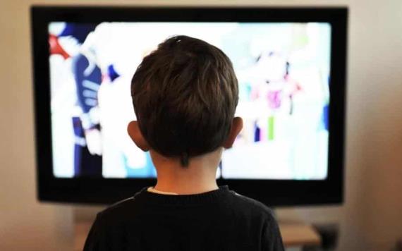 Aumenta 83 minutos al día el tiempo que pasan los niños de primaria frente a las pantallas, según estudio