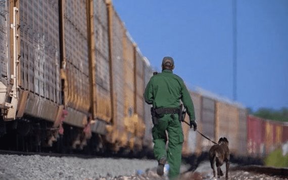 Socorren a más de 40 migrantes hacinados en vagón de tren en Texas