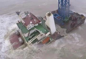 En Hong Kong barco se hunde durante una tormenta; los tripulantes se encuentran en peligro