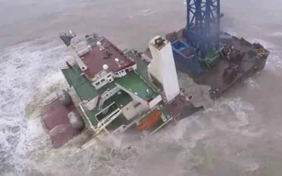 En Hong Kong barco se hunde durante una tormenta; los tripulantes se encuentran en peligro