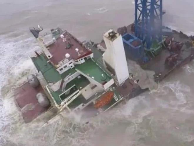 En Hong Kong barco se hunde durante una tormenta; los tripulantes se encuentran en peligro En Hong Kong barco se hunde durante una tormenta; los tripulantes se encuentran en peligro