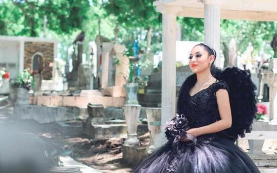 Con vestido negro y alas, quinceañera tiene sesión de fotos en cementerio de Tampico