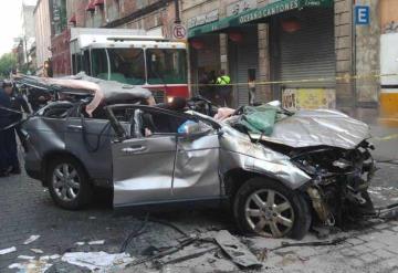 Auto cayó desde el techo de un estacionamiento, murió una persona