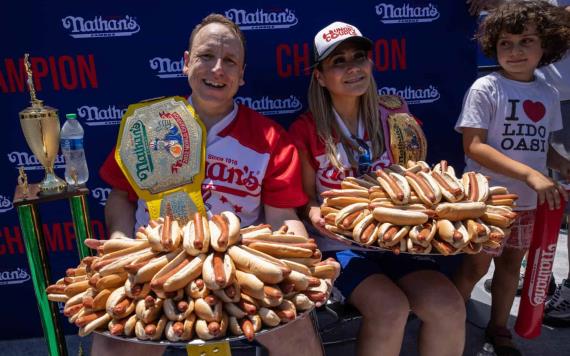 Joey Chestnut se corona el Rey de los Hot Dogs al comerse 63 en diez minutos