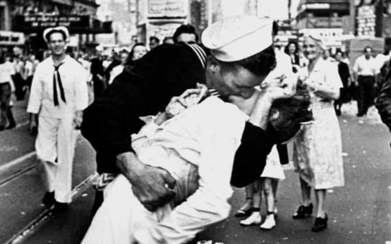 Día del beso robado; la verdadera historia detrás del beso más famoso de la historia