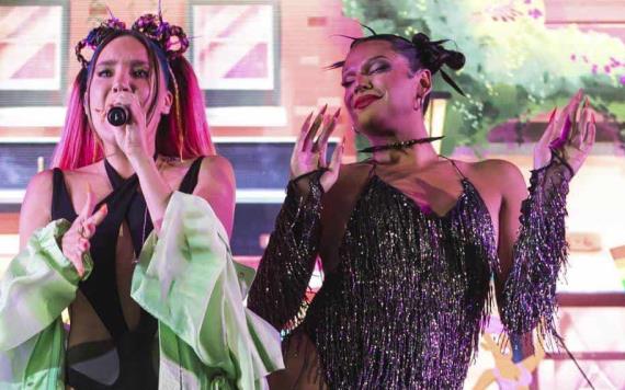 Video: Belinda se besa con drag queen y una actriz durante concierto en Madrid