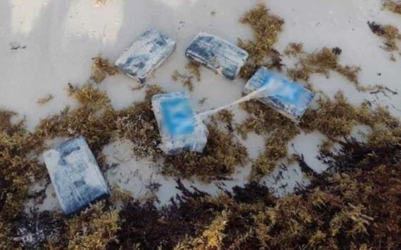 Hallan paquetes de cocaína entre el sargazo en costas de Tulum