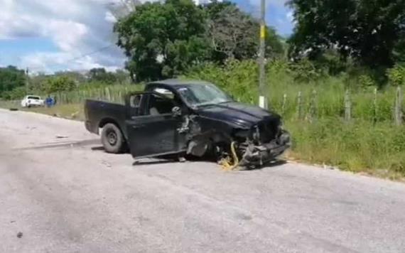 Falla mecánica en plena carretera causa fuerte accidente entre dos camionetas en Balancán; una persona resultó herida