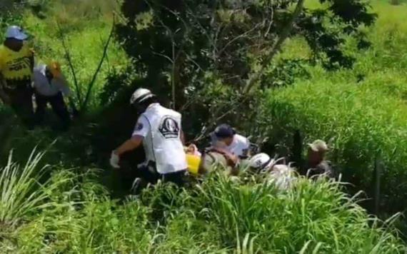 Motociclista distribuidor de tortillas derrapa y cae a un barranco en Balancán