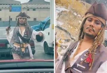 Artista callejero se caracteriza e imita a la perfección a Jack Sparrow
