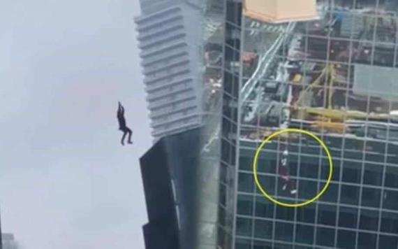 Video: hombre queda colgando de grúa a cientos de metros del suelo en Toronto