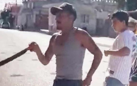 Video: Sujeto en Hidalgo ataca con machete a lomito en plena vía pública