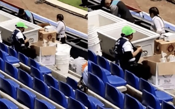 Video: Exhiben a vendedor de cerveza reciclando vasos usados en estadio de Puebla