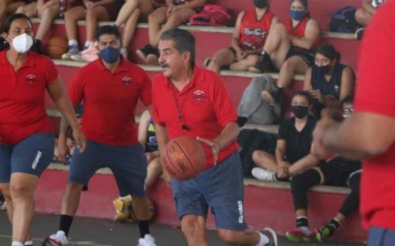 Basquetbolistas en Tabasco ampliaron su conocimiento con el reconocido coach Javier Ceniceros