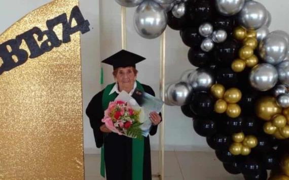 En Nuevo León abuelita de 84 años se gradúa de bachillerato