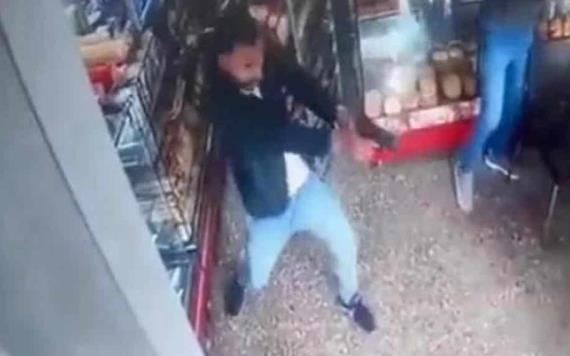 Ladrones entran a robar a una panadería y los clientes estaban armados