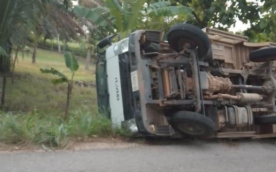 Vuelca camioneta de empresa de galletas en Balancán