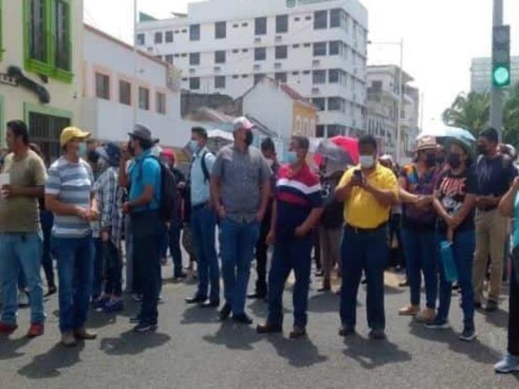 Maestros bloquean Av. 27 de Febrero; no solucionaron su petición Maestros bloquean Av. 27 de Febrero; no solucionaron su petición