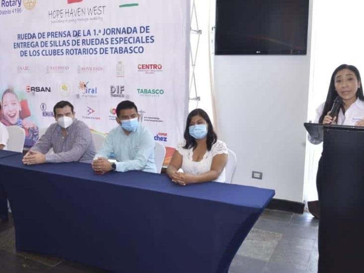 Reciben niños sillas especiales que les facilitarán la movilidad Reciben niños sillas especiales que les facilitarán la movilidad