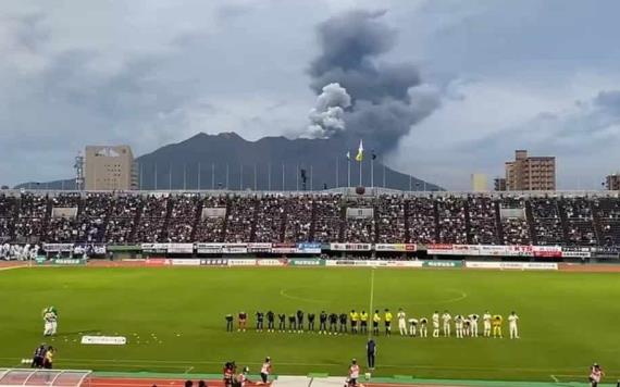Video: Volcán hace erupción en pleno partido de fútbol