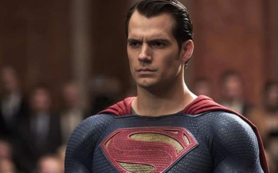 Filtran que Henry Cavill anunciará que continuará como Superman