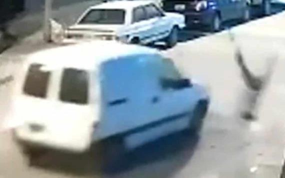 Video: Hombre persigue y atropella al ladrón que asaltó a su mamá