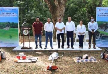 Entregan equipo y maquinaria a zona arqueológica de Comalcalco