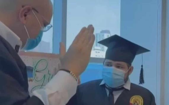 Joven falta a su graduación por padecer cáncer; rector le lleva su título al hospital
