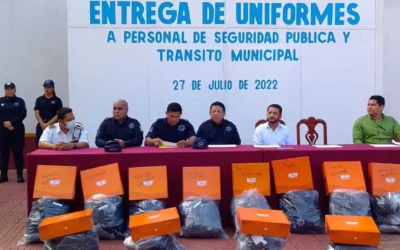 Alcalde de Jonuta realiza entrega de uniformes a policías y tránsitos